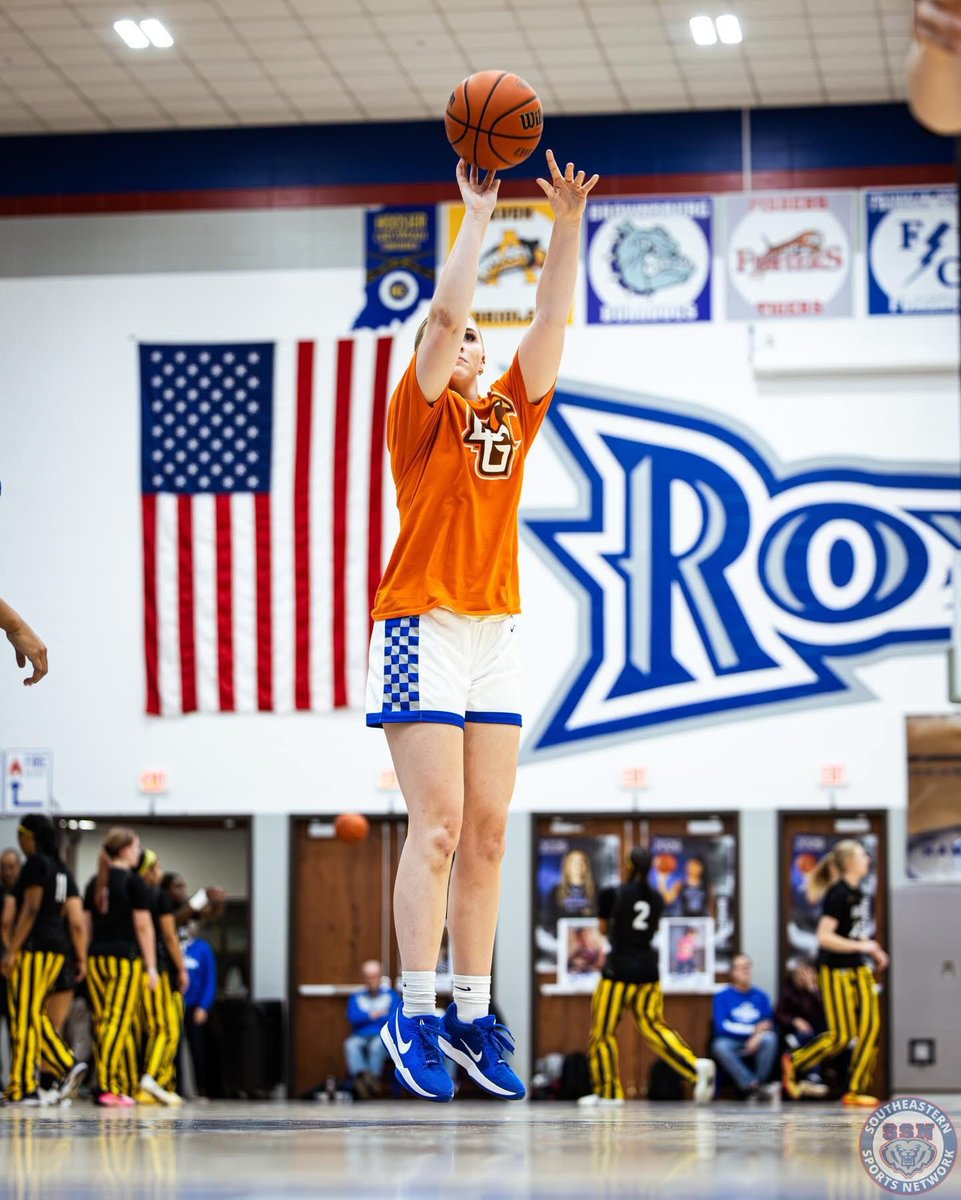 KaylaStidham's tweet image. W vs Avon #SeniorNight  #HCC
@HSEGirlsBball #DoubleDouble