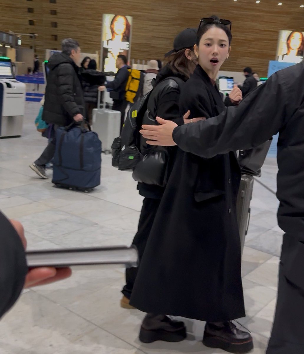 하 공항에서 팬이 책선물로 주려는데 매니저언니가 안된다고 붙잡고있고 카리나님은 갖고싶어서 책에 시선고정한채로 끌려가는게 ㅅㅂ