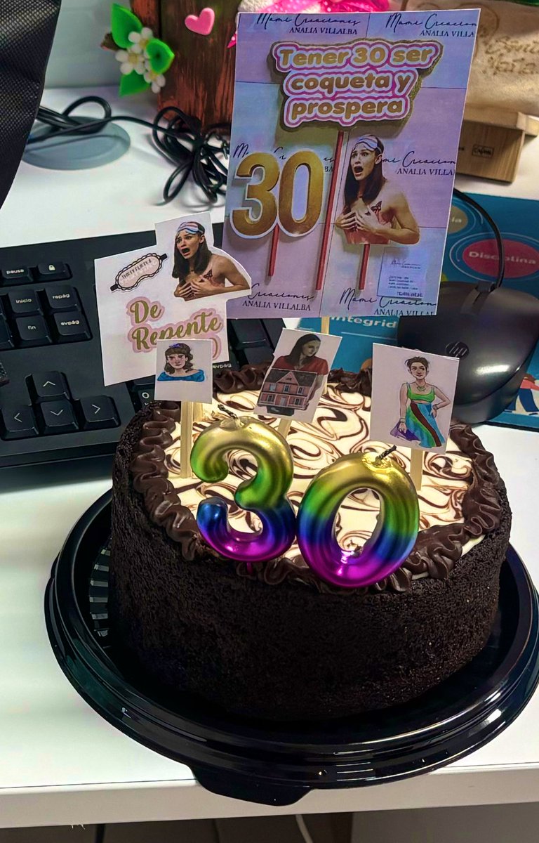 Angee1129's tweet photo. Oigan la torta que me dieron mis amigas por mi cumpleaños fue muy bella 🥹🥺🥳🥳🥳 https://t.co/2qGOJtFEeS
