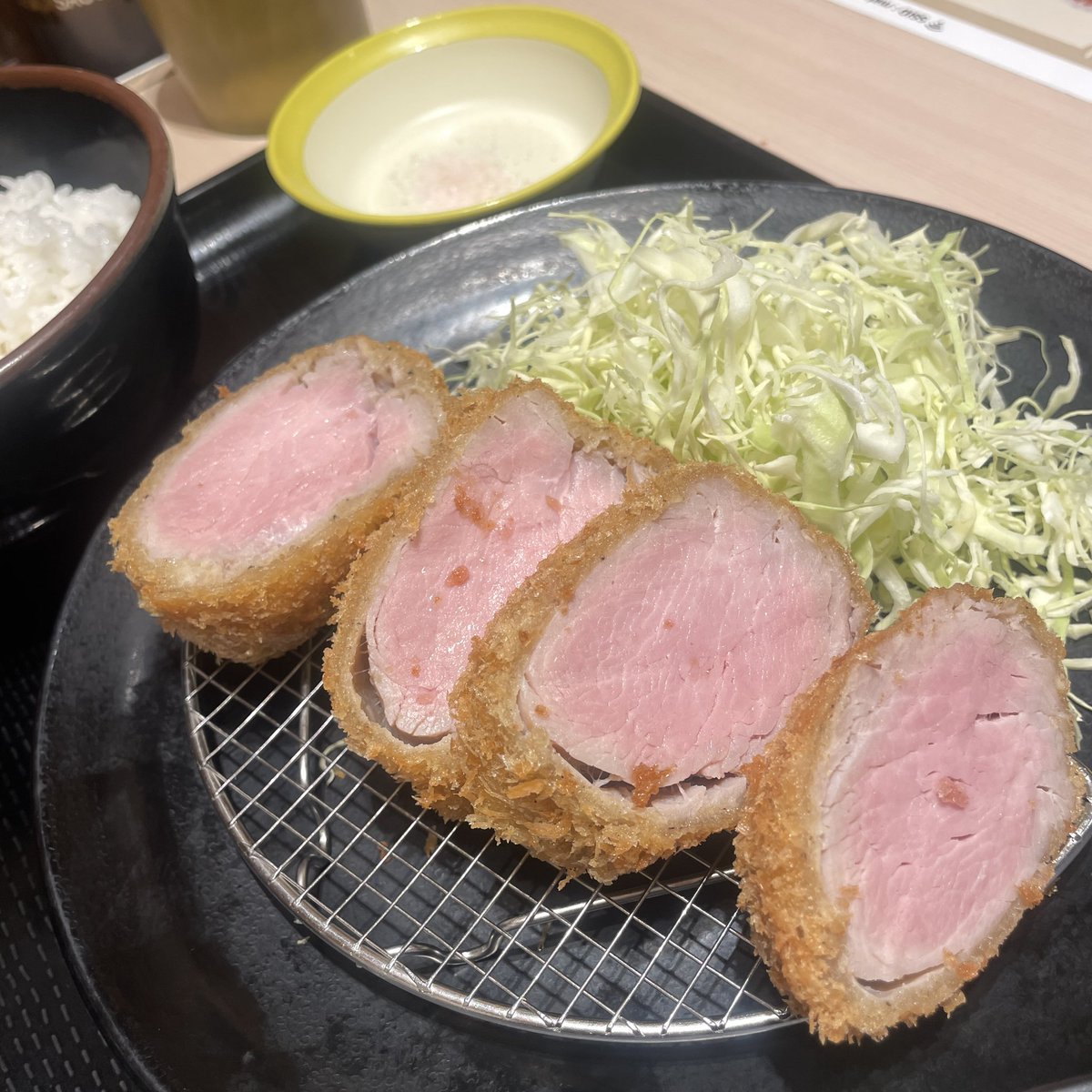 松のや 鷺沼店（マイカリー食堂併設）＠鷺沼なう。極厚レアヒレかつ定食 紅塩つきをご飯普通で。美味しい。極厚レアヒレかつカレーを狙って行ったのだが、残念ながらその組合せは無かった。期待以上の美味しさ。薄ピンクの塩が付いてた。でも普通に特製ソースとカラシで食べる方が旨かったな。