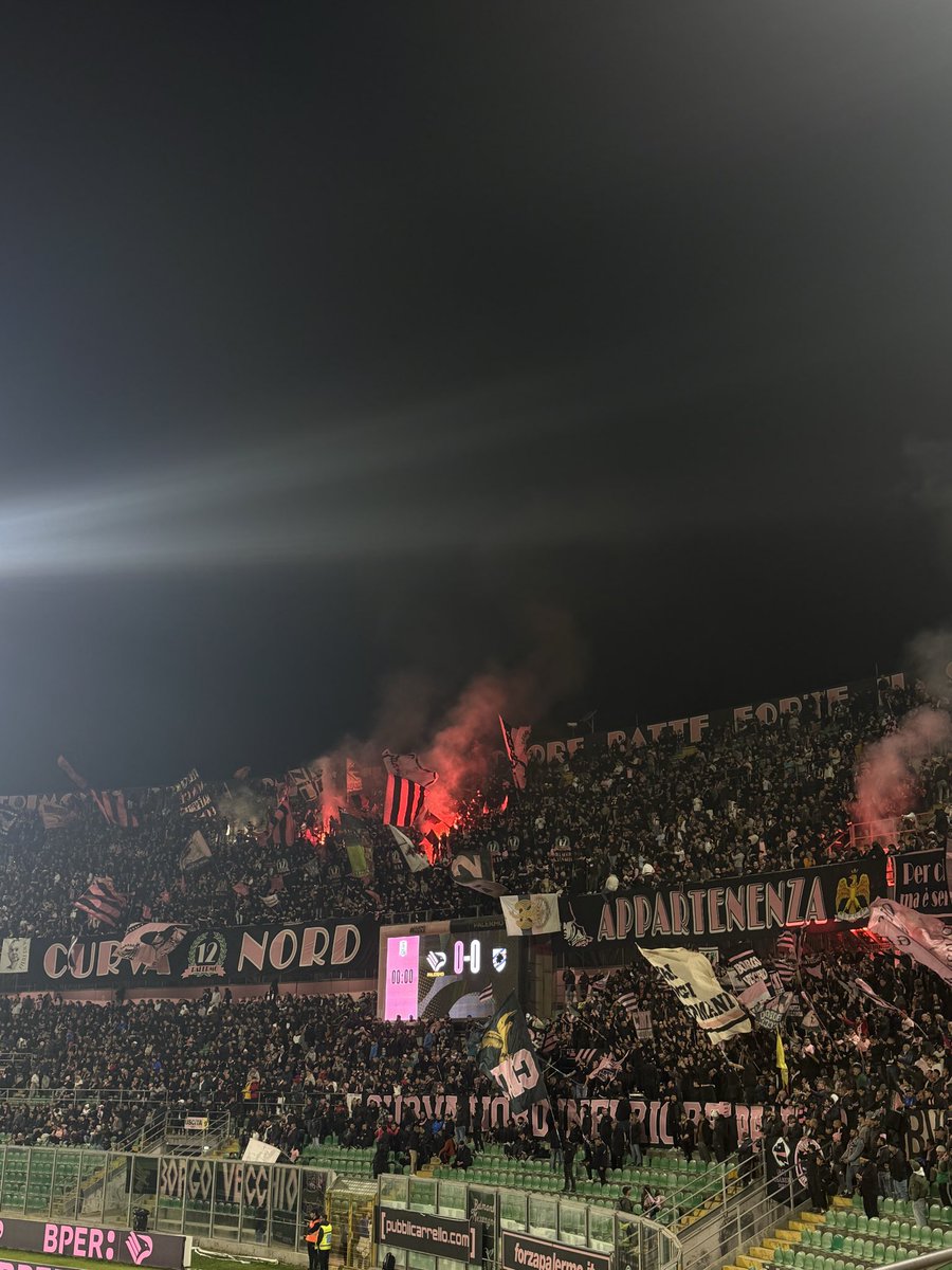 Heisln, die schon vor Ankick übergehen und grenzenlose Begeisterung in der Curva. Calcio, du geile Sau! #serieb