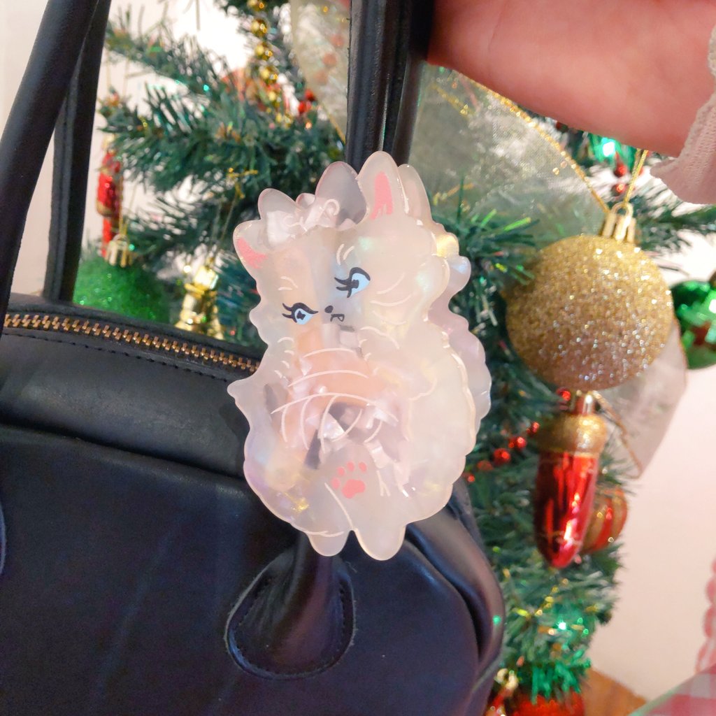 Ms LUTRAさんのねこちゃんヘアクリップはバッグの持ち手やスマホの
