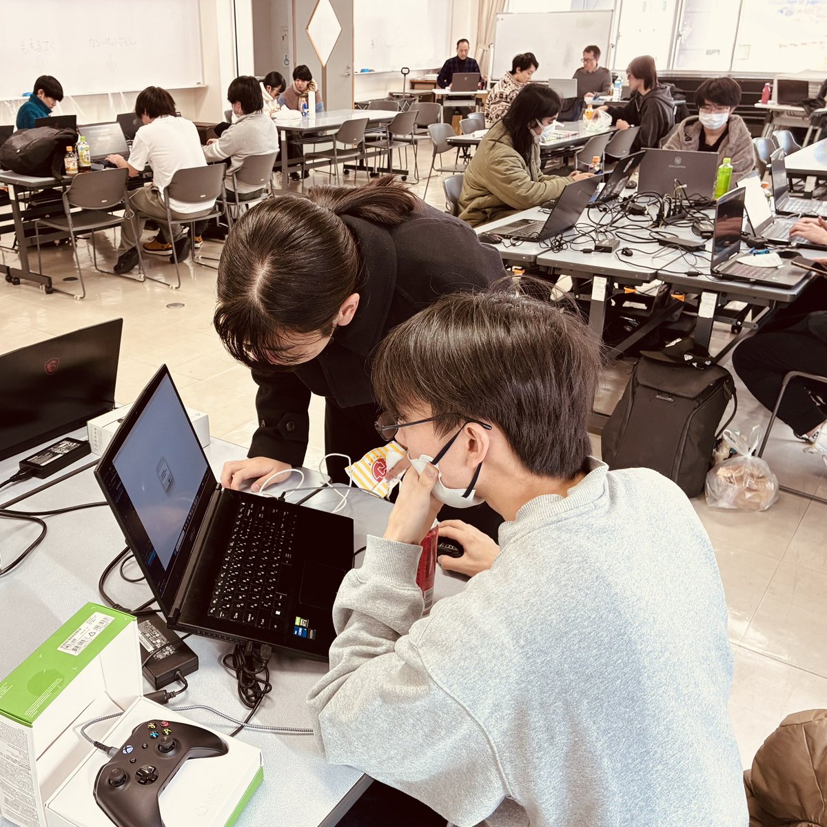 kuny1975's tweet photo. 6時間ゲーム開発イベント #FUSE_42 、開発時間の半分が経過。今回は後発地震注意報の発表中でもあり、開発時間はそのまま、他を短縮して通常より１時間早いスケジュールで進行中です。画像はチームA、B、C、D。 https://t.co/LieuNU11E6
