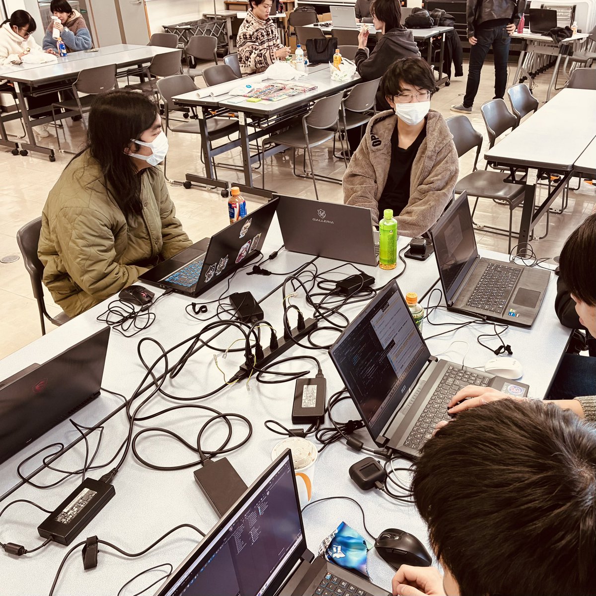 kuny1975's tweet photo. 6時間ゲーム開発イベント #FUSE_42 、開発時間の半分が経過。今回は後発地震注意報の発表中でもあり、開発時間はそのまま、他を短縮して通常より１時間早いスケジュールで進行中です。画像はチームA、B、C、D。 https://t.co/LieuNU11E6