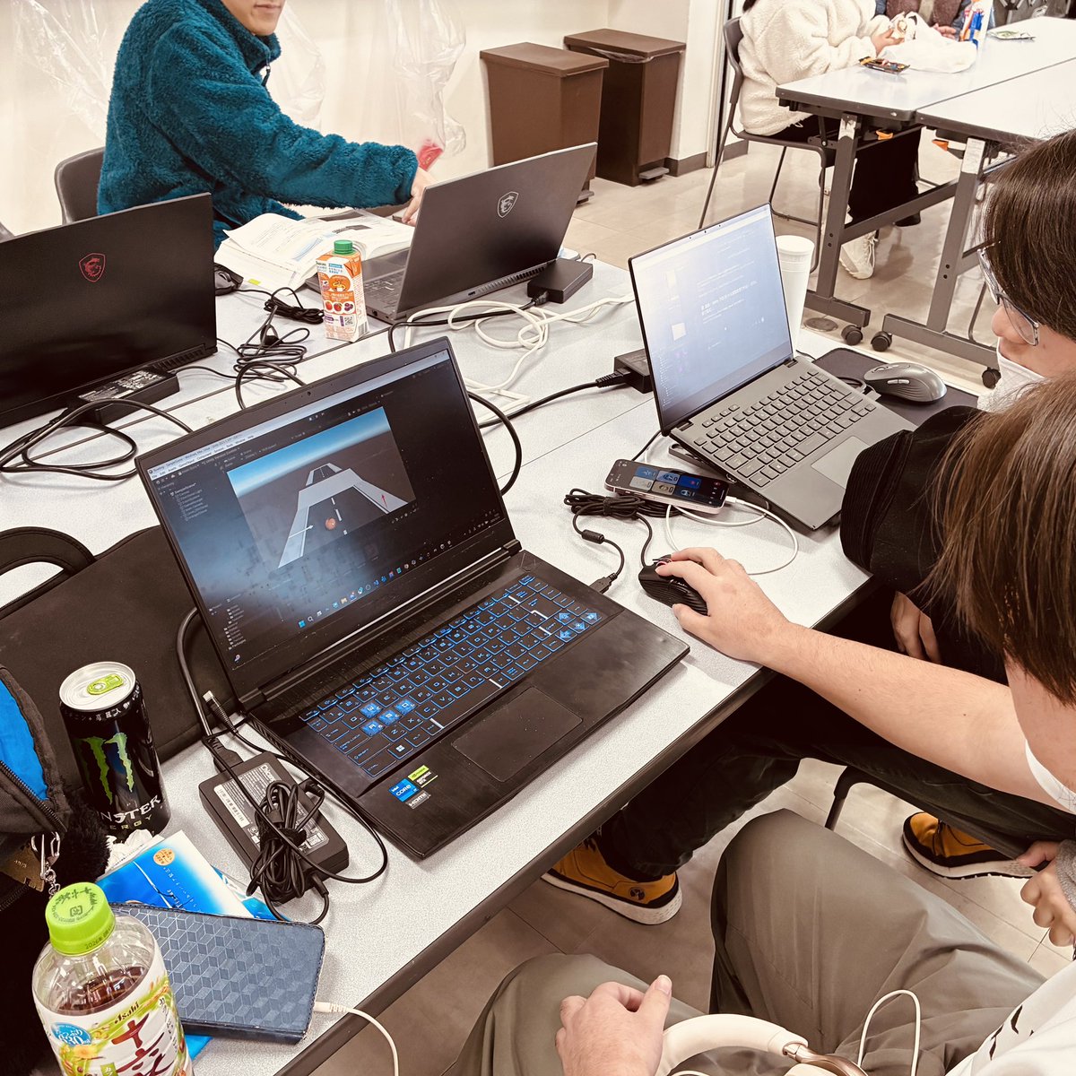 kuny1975's tweet photo. 6時間ゲーム開発イベント #FUSE_42 、開発時間の半分が経過。今回は後発地震注意報の発表中でもあり、開発時間はそのまま、他を短縮して通常より１時間早いスケジュールで進行中です。画像はチームA、B、C、D。 https://t.co/LieuNU11E6