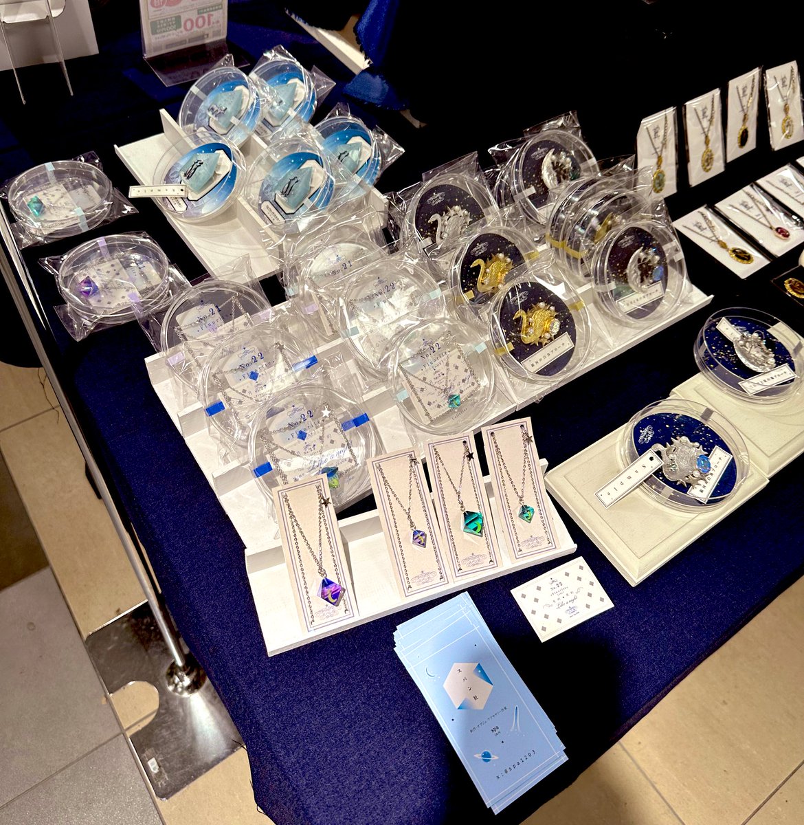 pfau_x's tweet photo. 🦚孔雀ノ移動雑貨店🦚
横���駅西口モアーズ６階
ハンズ横浜店

本日正午過ぎの様子です。
その2 https://t.co/AIwaCjgfkZ