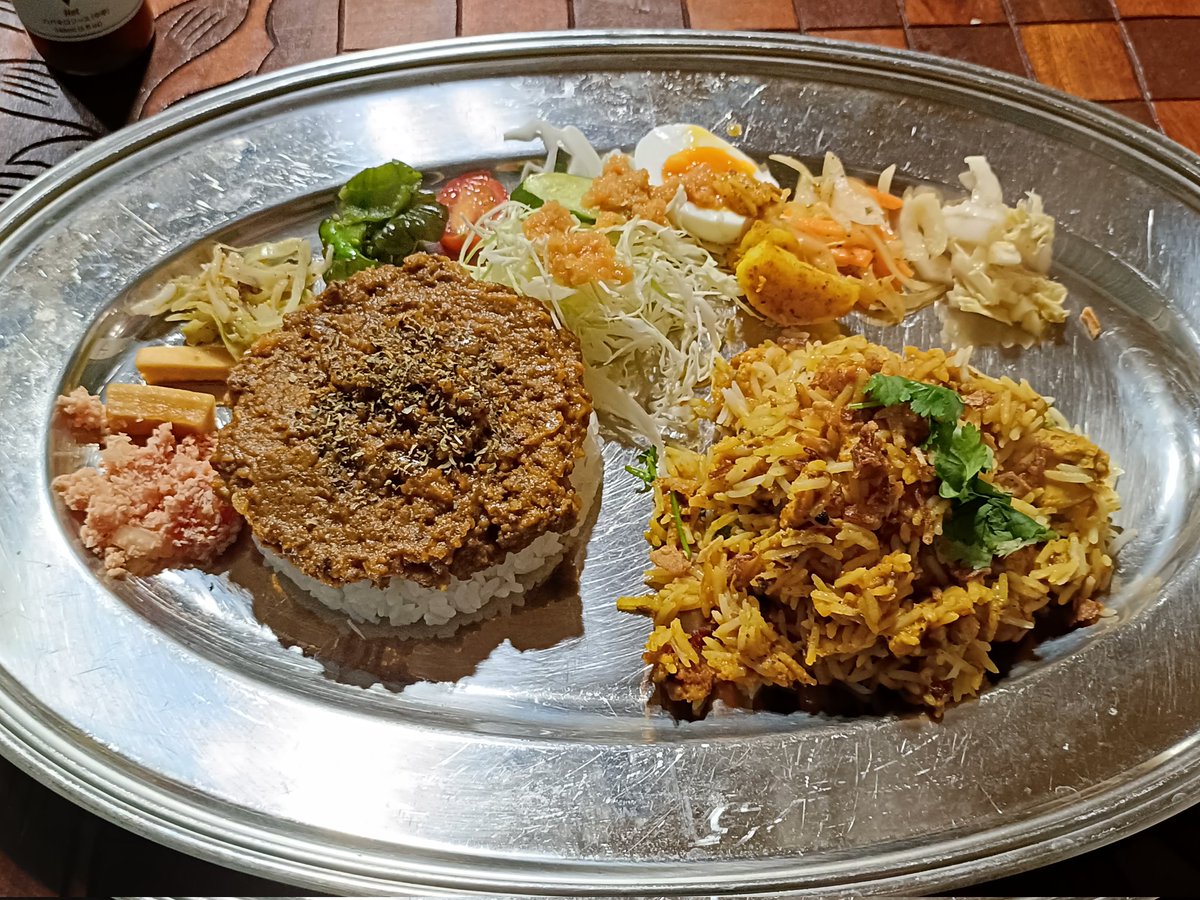 土曜日の店舗営業は見逃さない、ナントカ&amp;チキンビリヤニ2種盛り、ビリヤニの米は独特の軽い食感でナントカカレーとの相性良し、キッチンカー営業が多い当店だが2種盛りやプレートで出来立て食うならやはり店舗　#函館ナントカ食堂