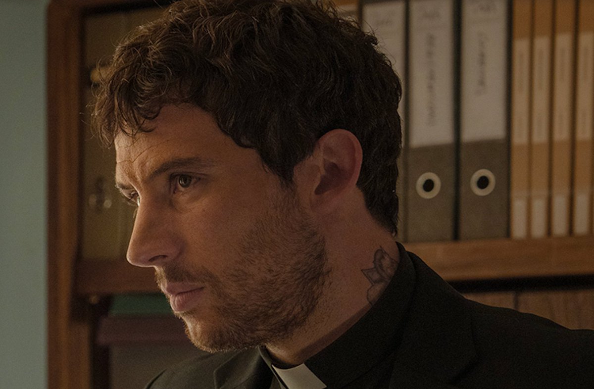 soydonniedarko_'s tweet image. the knives are out, the dead man is awake, and the priest is hot