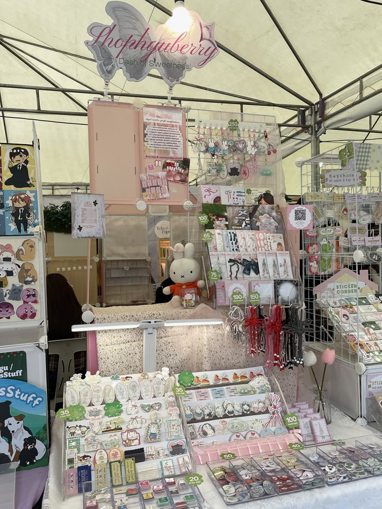 stickercon avenue, day 1 🪷 ⊹ ࣪ ˖