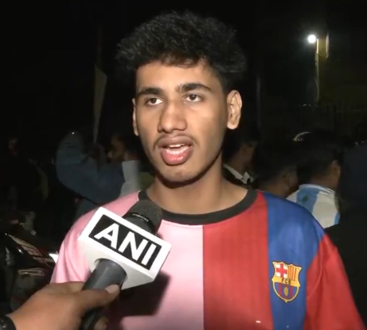 centregoals's tweet photo. 🚨🚨🎙️| A fan traveled from Nepal to India just to watch Messi: 

“I came all the way from Nepal to see Messi... I also want to mention my family, who allowed me to come here and made my dream come true...” 

“I can divorce my wife just to see Messi... I came here from that far away by skipping college to see Messi.” 😳🇳🇵