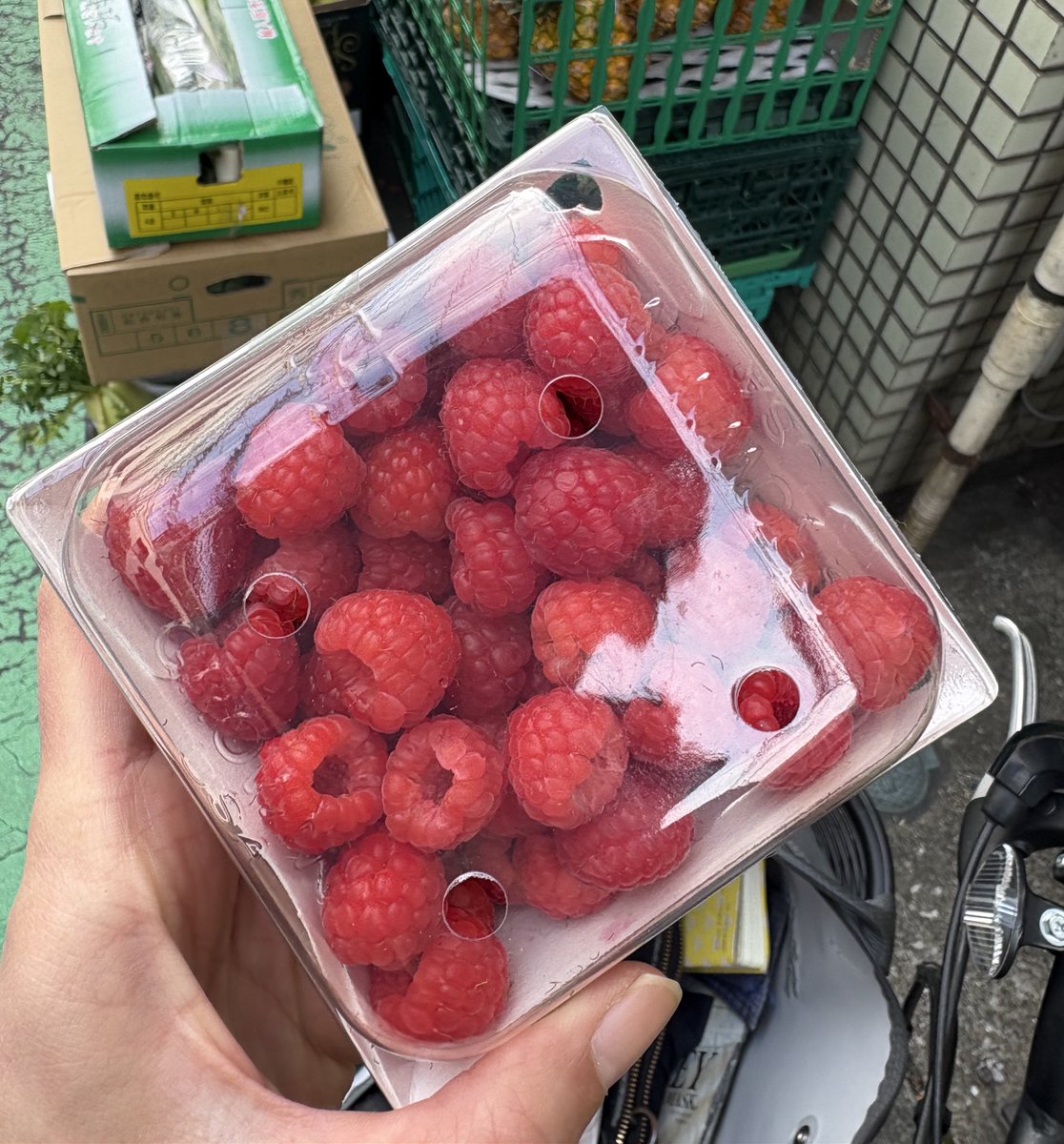 港区の八百屋さん いつもラズベリーが激安なのが毎度謎 298円なので、3