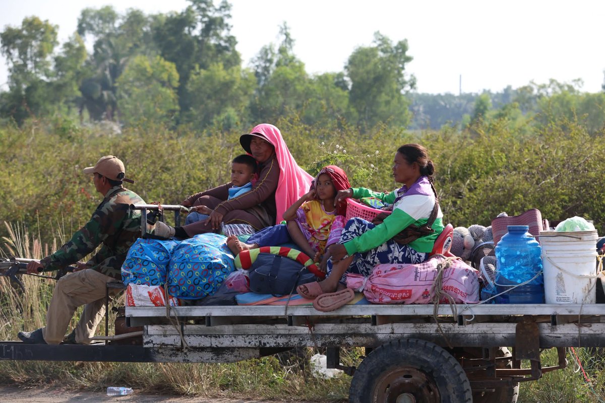 ภาพชาวบ้านพลัดถิ่นจากสองฝั่งชายแดน #ไทยกัมพูชา พลเรือนเกือบครึ่งล้านต้องเดือดร้อนบาดเจ็บล้มตาย จากสงครามที่พวกเขาไม่ได้ก่อ

Displaced civilians on both sides of the Thai-Cambodian border, nearly half a million people suffering from a war they did not create.

#NoWarThaiCambodia