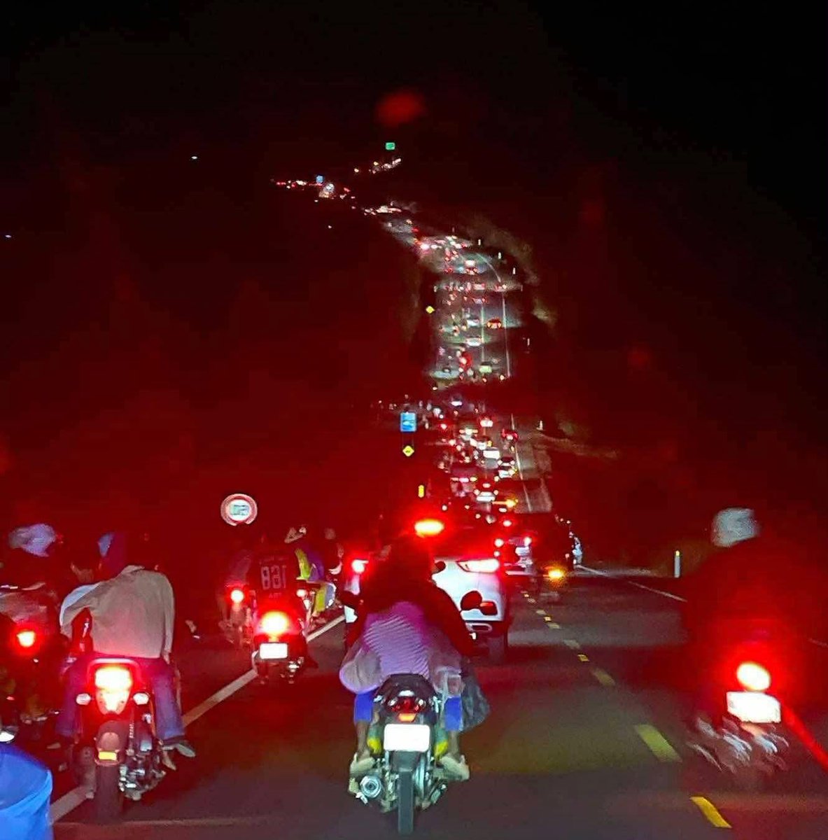 RetRet255's tweet image. Thailand continued to fire into Cambodian territory, forcing people in Koh Kong province to evacuate their homes after Thai forces launched an attack into Koh Kong province at around 2 a.m 
13 December 2025