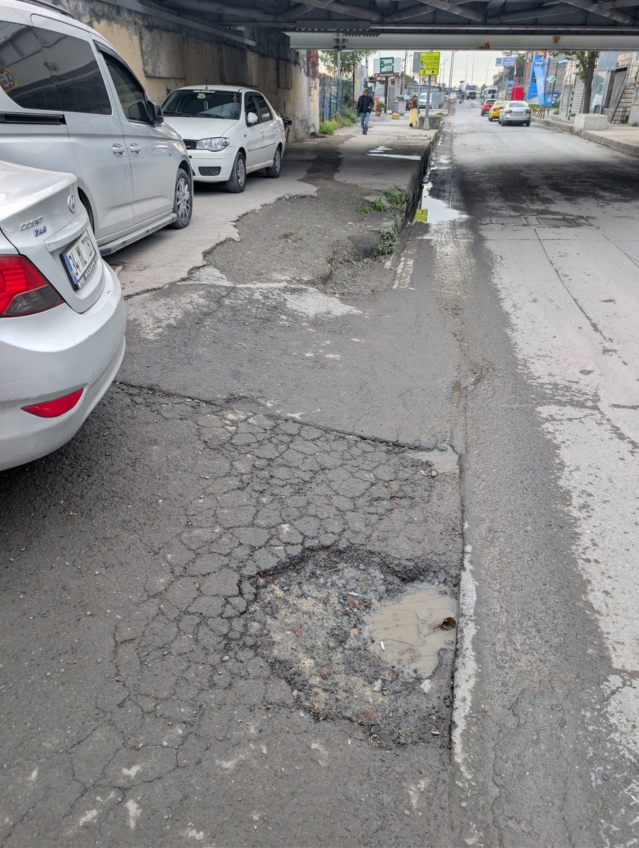 İkisi en önemlisi olmak üzere 3 raylı sistem barındıran Yenikapı Transfer Merkezi'nden çıkınca yürümeye çalışmak isimli bir kaç fotoğraf.

Bunlar düzelmedikçe istediğimiz kadar afilli mimarlıklar, raylı sistemler, kavşaklar yapalım boş.