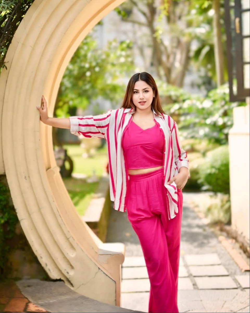 B i s m a tweet media