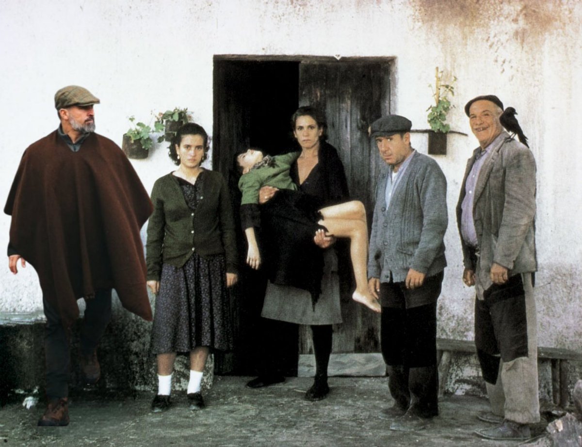 <a href="/Maria_EstevezG/">María Estévez 💚🇪🇦</a> Esta es la familia que le gustaría a María que tendríamos la clase obrera, cacique para poder controlarla y santos inocentes.