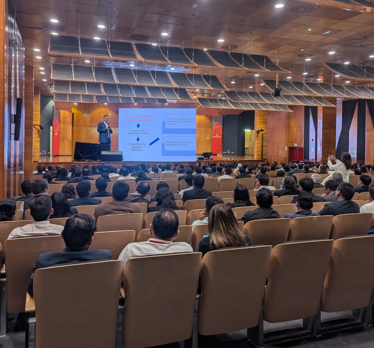 hdcalderon's tweet photo. Ha sido un honor, compartir con la Contraloría General del Peru, conferencia sobre "Inteligencia artificial para el control y gestión pública". https://t.co/Ggrx9SL0EY