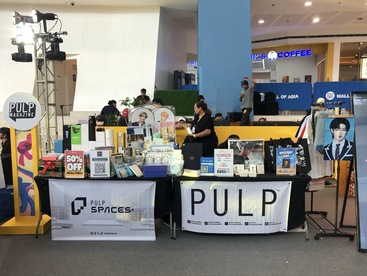 PULPSpaces's tweet image. WE ARE READY! The moment you've been waiting for is officially happening NOW! 🥳 

We're stocked with official K-Pop merch and we're kicking things off with a massive 50% discount!❤️‍🔥

📍MOA Music Hall 🎪

#PULPSpaces #ViuKLand2025 #KDramaMerch
#KpopMerch