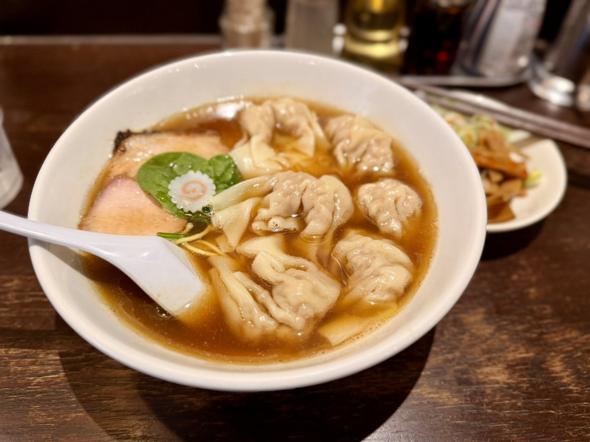 #すべてはすえまるさんのせい
数人待ちくらいだったので久々に来ました🍜ここのワンタンは肉肉しくて最高なのです♪