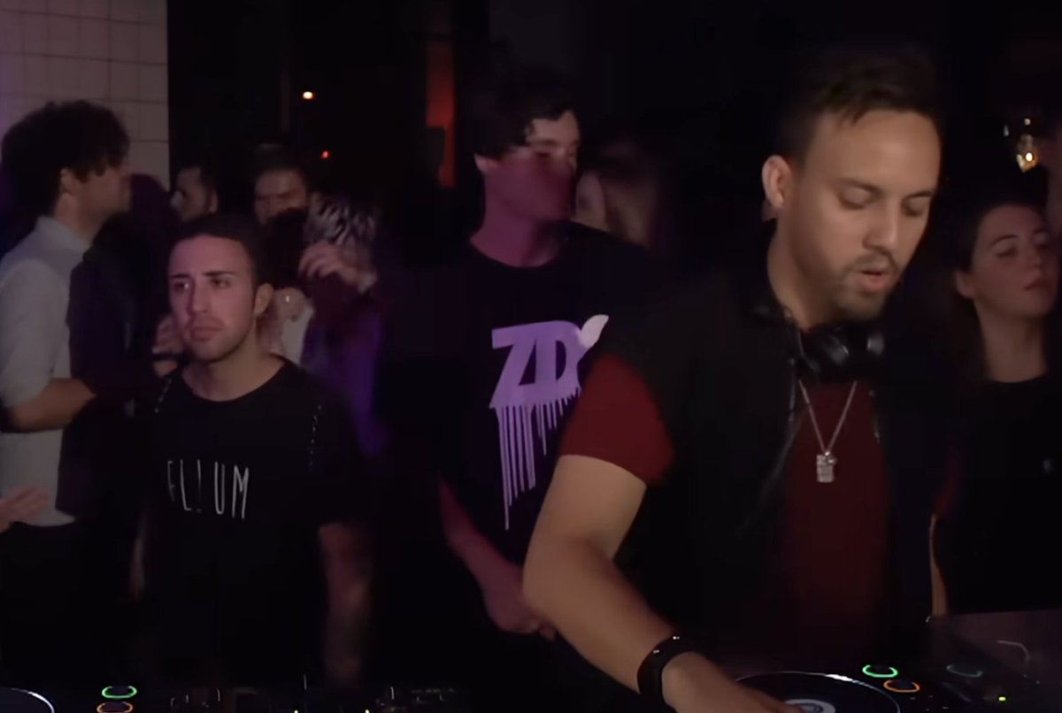 Isso parece mesmo com a famosa Ellum do set Boiler Room do Maceo Plex (provavelmente sou o único que sabe disso, rsrsrs)