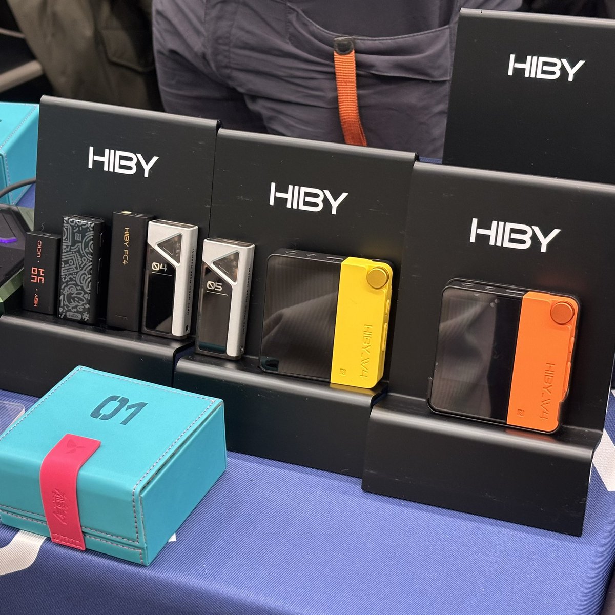 HIBY W4 なかなかよさげ。 MagSafeアダプターとクリップとを右上のネジ 