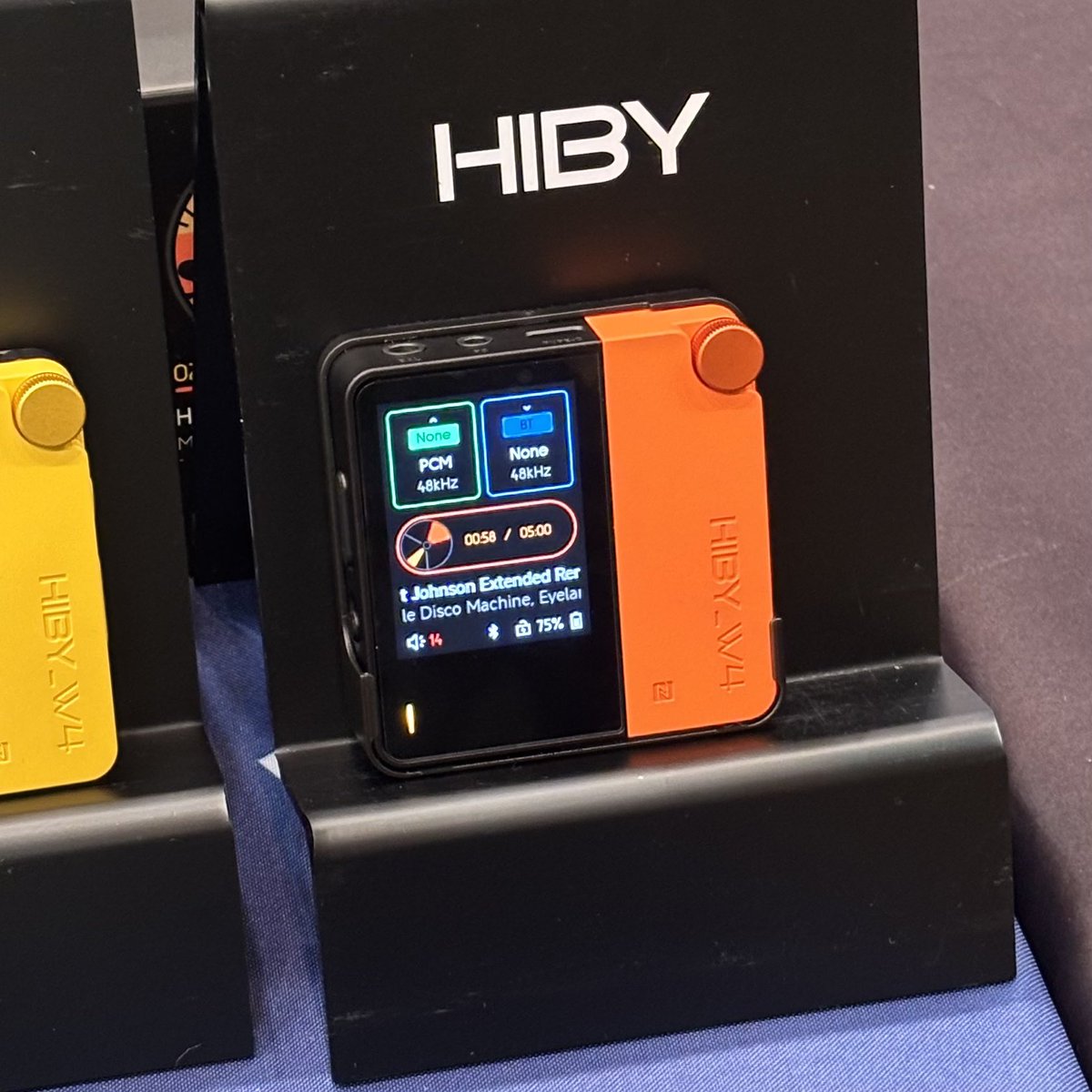 HIBY W4 なかなかよさげ。 MagSafeアダプターとクリップとを右上のネジ 