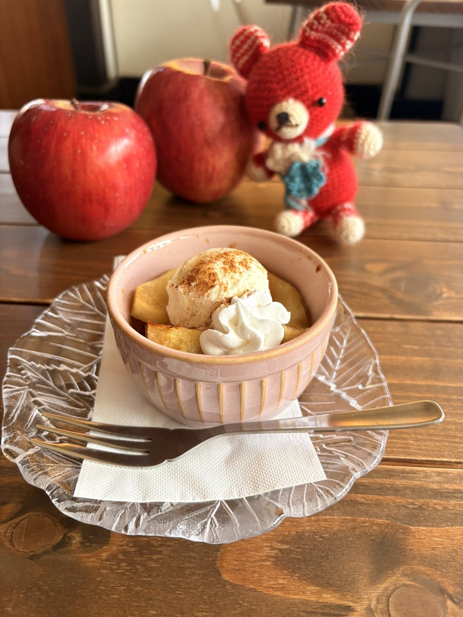 山梨のりんごを使ったスイーツの
りんご祭りスタートしてます🍎

本日13日分完売しましたが
16:00(L.O.15:30)までカフェ営業☕*°
りんごのスイーツご用意してお待ちしてます
14日(日)〇
15日(月) 〇
16日(火）〇