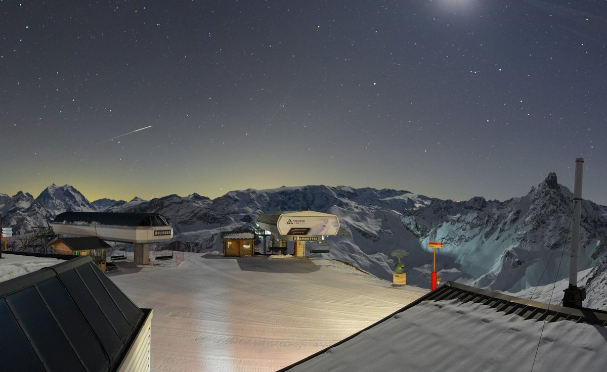 Meteovilles's tweet image. La plupart des stations de sports d'hiver émergent de la couche nuageuse aujourd'hui avec un ciel parfaitement dégagé, et cette étoile filante capturée par la caméra @Skaping de #Courchevel, la nuit dernière.