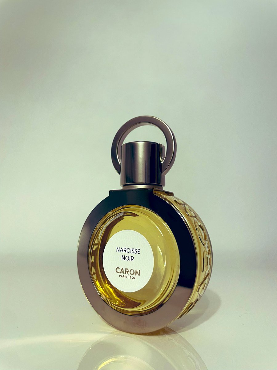 今日は キャロン ナルシスノワール 一見、軽くも感じるけど この香りは