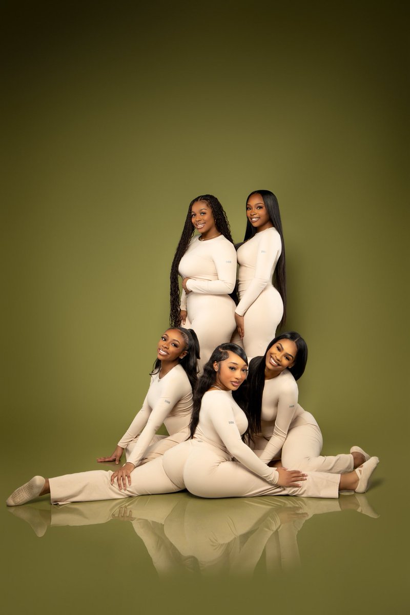 _TheyLoveO's tweet photo. Jingle &amp; jiggle this under your tree 🎄
DBN Holiday Athleisure Box Live now ✨
https://t.co/6oBr0SpDmM https://t.co/iwvL8JmsOn
