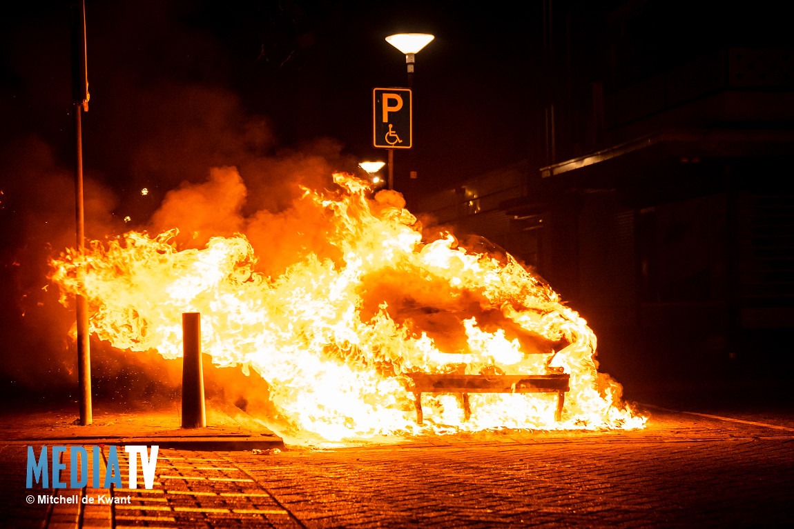 Autobrand op de Pliniusstraat in Rotterdam