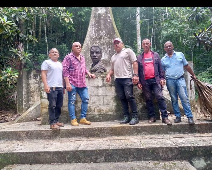 Pleno corazón del Escambray en #TrinidadDeCuba, donde se empinan las montañas monte adentro, llegamos al monumento erigido a la memoria de Conrado Benítez García, primer mártir del magisterio en #Cuba.
#SanctiSpíritusEnMarcha
#TenemosMemoria.
<a href="/DeivyPrezMartn1/">Deivy Pérez Martín</a>