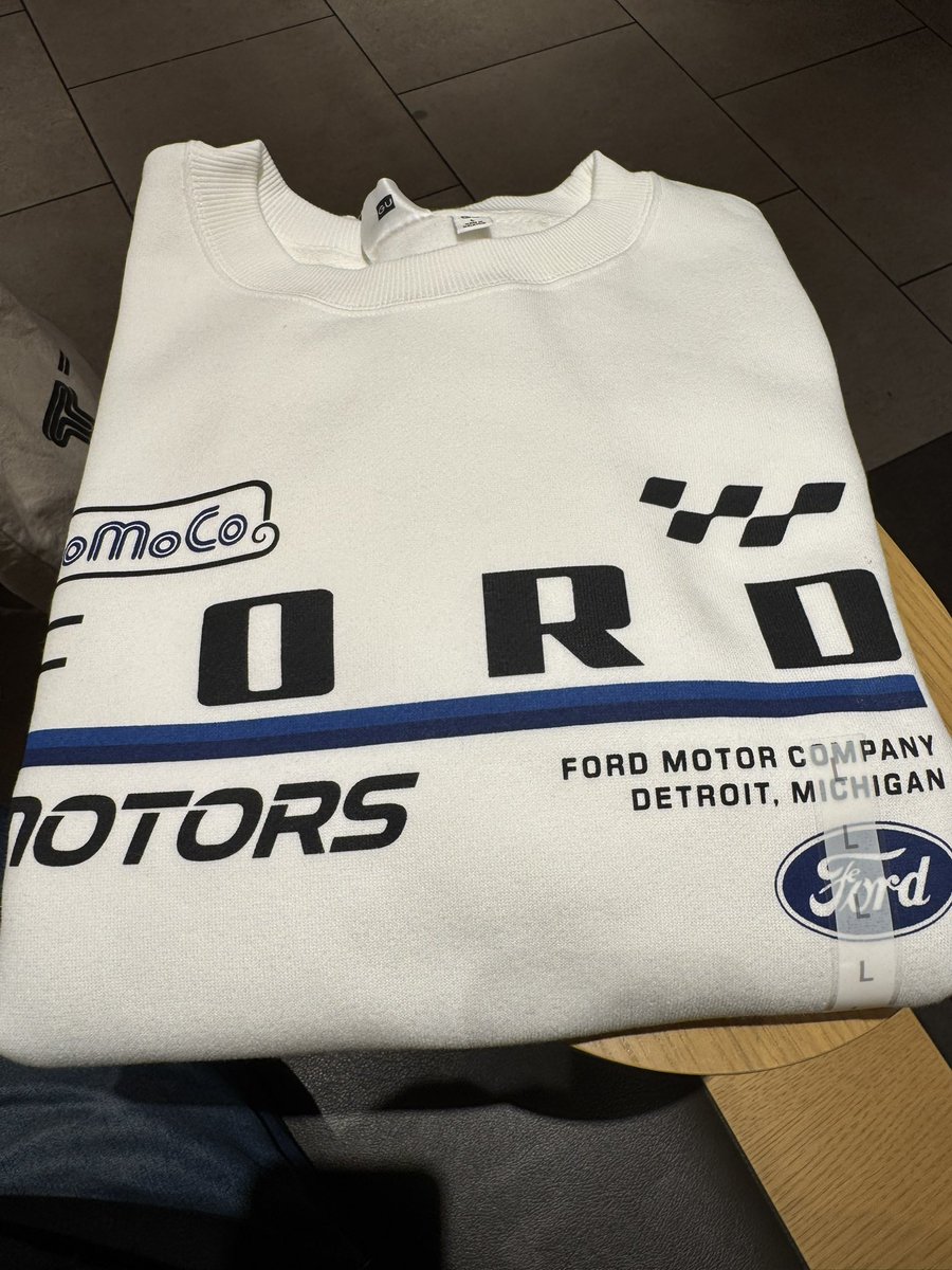 GUでフォードの商品安くなってたからトレーナーだけ買った(^^) まぁ