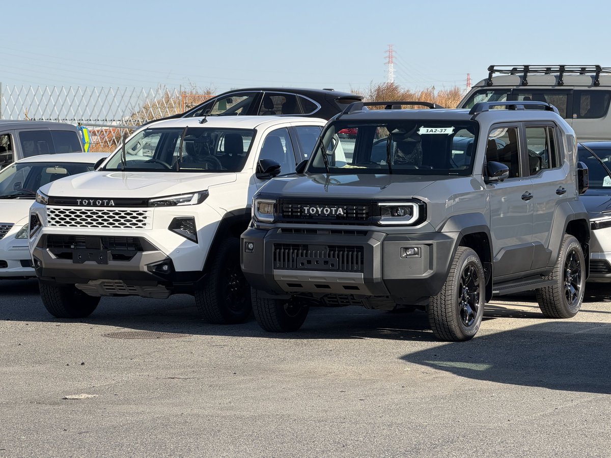 おぉ、ランクルFJと新型ハイラックスの試作車？陸揚げされてる！ LCFJ