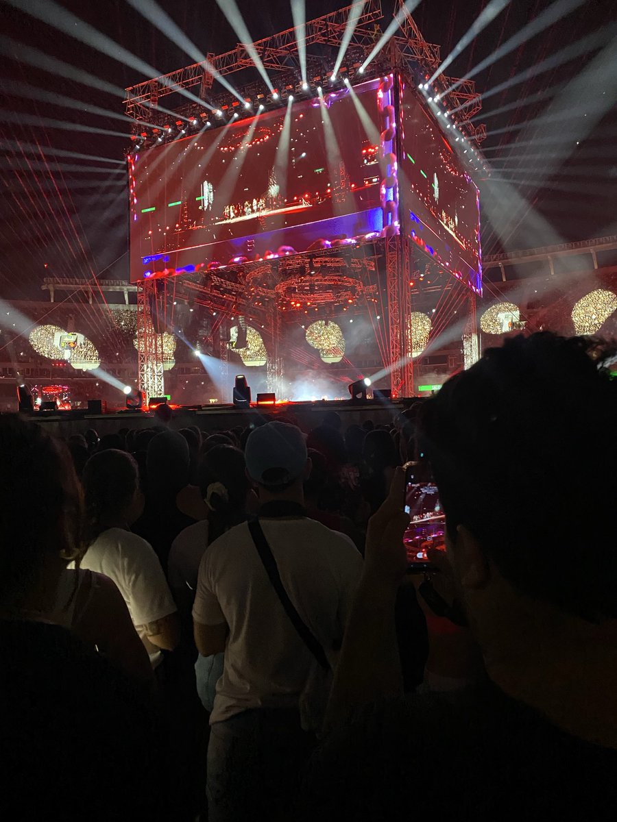 sabrinablosoms's tweet photo. @MariaBecerra22 Acabo de volver del recital con un sabor amargo, porque me hubiera encantado disfrutarlo como corresponde, pero no, pague por una entrada early de casi $200.000- , me encuentro sin poder disfrutarlo porque el escenario principal estaba dos metros abajo del https://t.co/C2gYqtWwaW