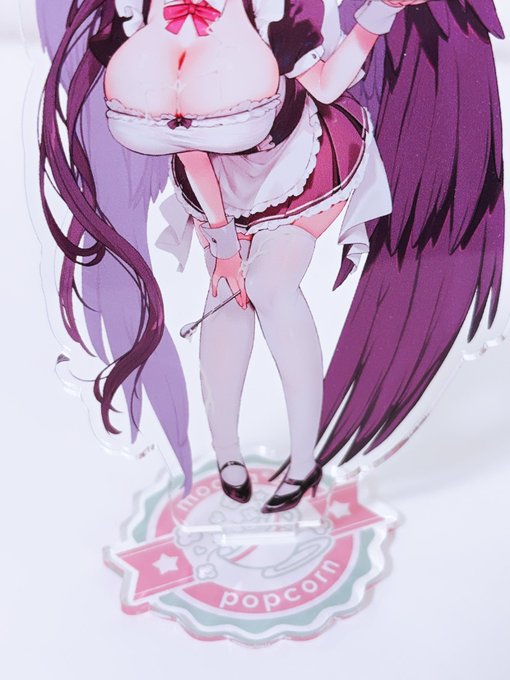 アクスタ届いた 少しピンク系の色合いでとっても可愛い 台座がサークルロゴになってます