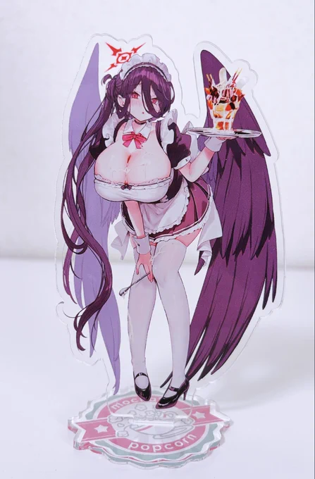 アクスタ届いた 少しピンク系の色合いでとっても可愛い 台座がサークルロゴになってます