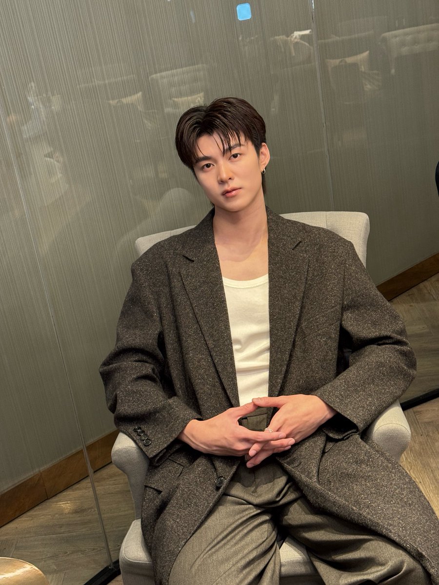 MchoiceTH's tweet image. เช้า ๆ เราชาร์จ! ‘มีน‘ พร้อมมากกกกที่จะไปเจอกับทุกคนใน ‘[NICHAKOON A MEENINGFUL MOMENT]
1ST PHOTOBOOK FANSIGN EVENT’ ✨

ขอเช็คชื่อชาวรอบเช้าหน่อยค้าบบบ 

#MEEN1stFANSIGN
#Meennicha8
#MchoiceArtist