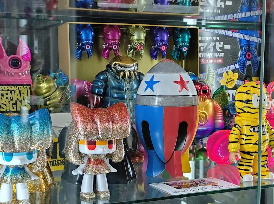 One up. 秋葉原店に タカハシユリさんの、チヨコのサンプル到着！ 店頭