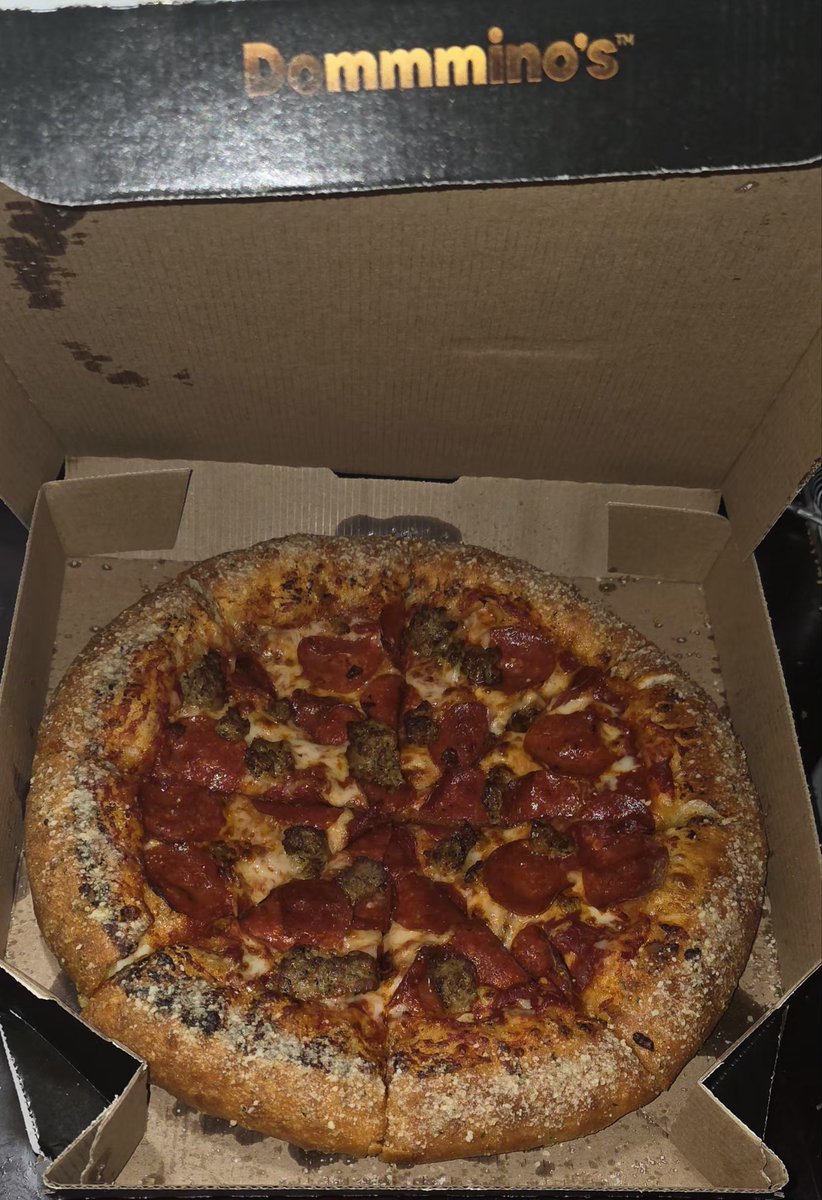 IronFist1995's tweet photo. @pizzahut this is how you SHOULD do pizza. Take notes....
THANKS @dominos !!!!
#ShotsFired https://t.co/621PjGQrBx