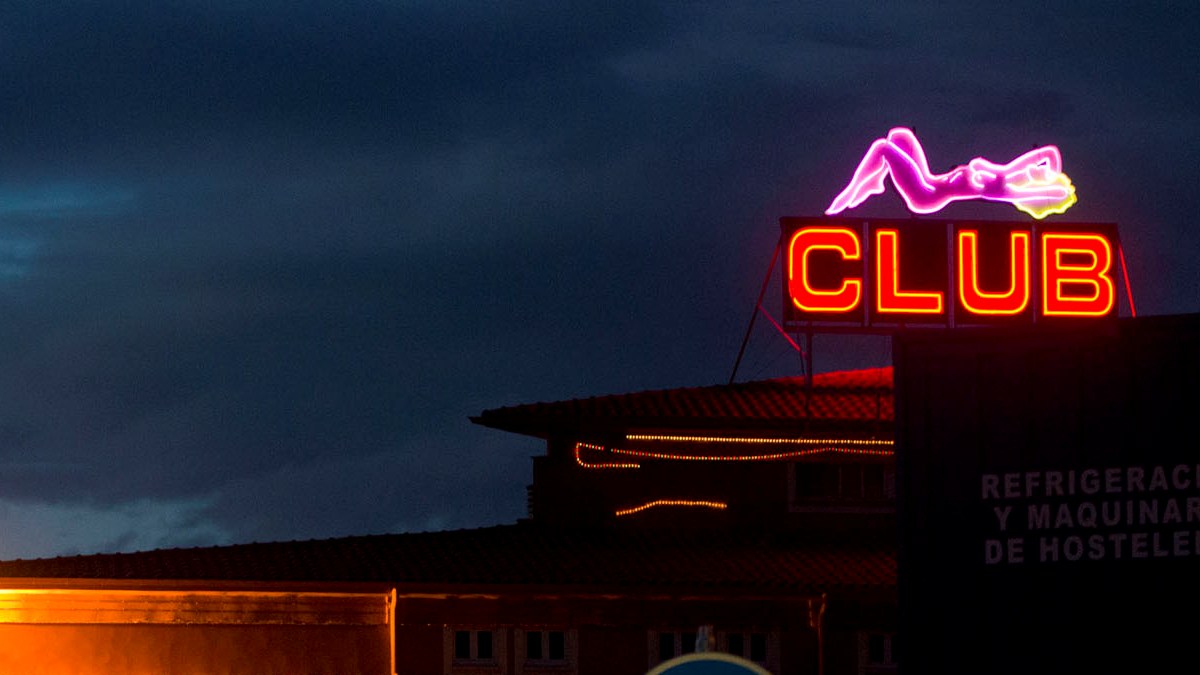 Cuando un socialista cae, nunca lo hace solo. Todos caemos junto a él. El socialista señalado se desploma, sí, pero lo hace envuelto en una espesa nube de conceptos abstractos como "estructura", "sistema", "contexto", "patriarcado" o "neoliberalismo", que actúan como un airbag