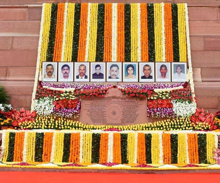 #ParliamentAttack संसद सुरक्षित रही, क्योंकि
हमारे वीर अडिग खड़े थे।
13 दिसंबर 2001 — शौर्य को नमन।
