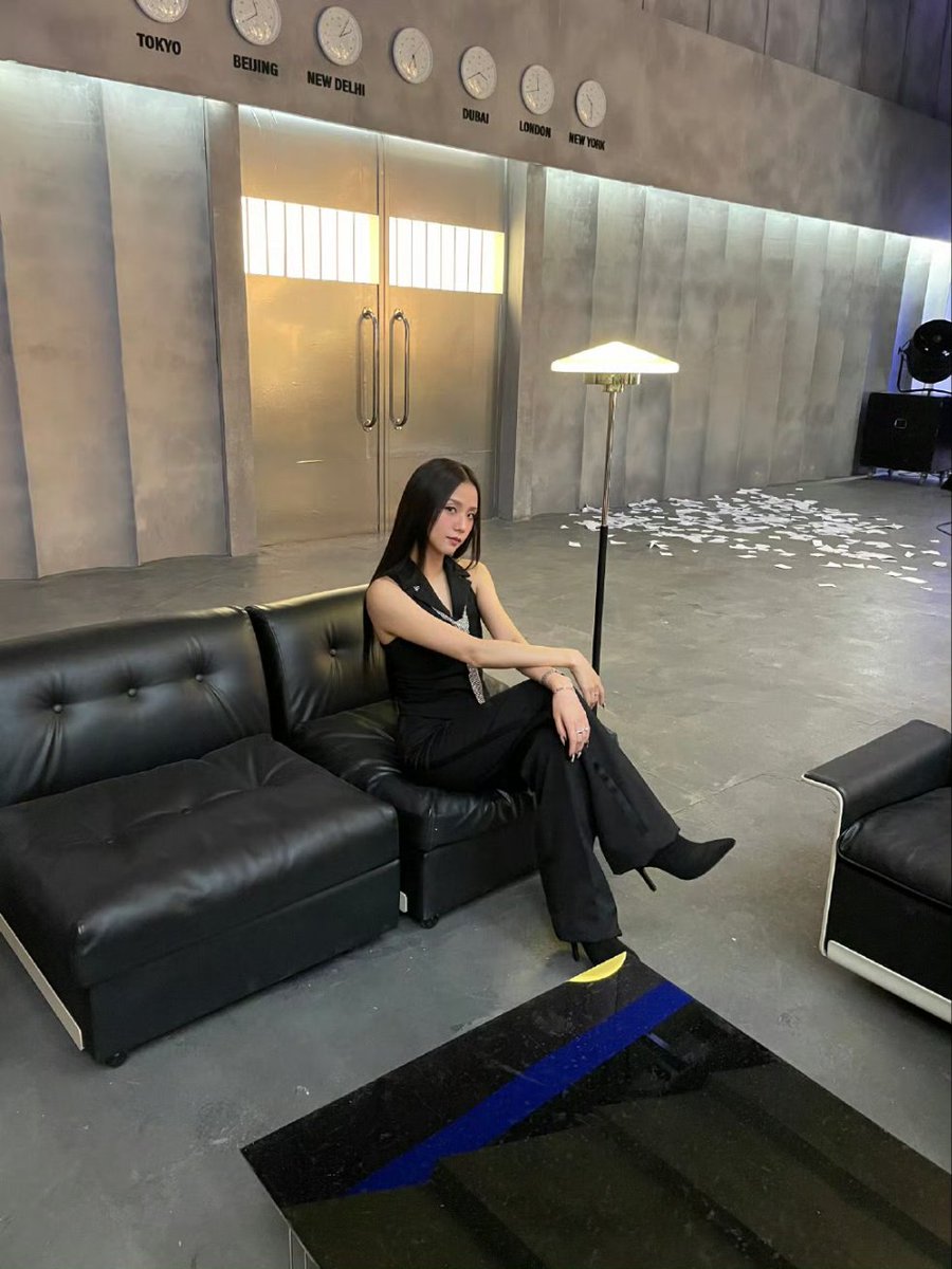 สำหรับเราในบทบาทนักธุรกิจมือใหม่ พี่จีซูเก่งจริงๆนะ รู้เลยว่าทำงานหนัก เพราะ final ทุกอย่างในบริษัทมีแค่ชีตัดสินใจ ไม่มีผู้ถือหุ้นมาเกี่ยว เปิดบ.ได้ปีกว่าประธานคิมจี้ทำได้ขนาดนี้ก็เจ๋งสุดละ ทำแอพของตัวเอง เงินก็เข้าบ.ตัวเอง อยากพัฒนาแอพให้ฟคยังไงก็ได้ ฉลาดมาก ชีเป็นคนแพลนใหญ่อะ👏🏻