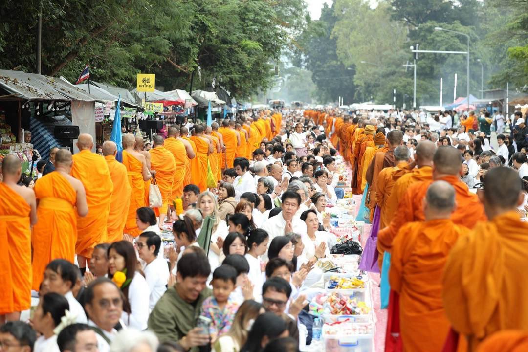 Psanitwong's tweet photo. เขาใหญ่ตักบาตรพระ 1,000 รูป ต้อนรับปีใหม่ช่วยผู้ประสบภัยทั่วไทย

วันนี้ (13 ธันวาคม 68) เวลา 06.00น. พระราชวัชรคุณบัณฑิต รองเจ้าคณะจังหวัดนครราชสีมา เจ้าอาวาสวัดด่านใน ประธานสงฆ์พิธีตักบาตรพระ 1,000 รูป ถวายเป็นพุทธบูชา ถวายเป็นพระราชกุศลแด่ สมเด็จพระนางเจ้าสิริกิติ์ พระบรมราชินีนาถ พระบรมราชชนนีพันปีหลวง เพื่อนำของที่ได้ไปช่วยเหลือผู้ประสบภัยในภูมิภาคต่างๆทั่วประเทศ ณ ถนนหน้าด่านอุทยานแห่งชาติเขาใหญ่ จ.นครราชสีมา โดยได้รับเกียรติจาก นายนายคณัสชนม์ ศรีเจริญ รองผู้ว่าราชการจังหวัดนครราชสีมา ผู้แทนผู้ว่าราชการจังหวัดนครราชสีมา เป็นประธานฝ่ายฆราวาส พร้อมด้วย ดร.พรพนา ศรีการุณ ผู้อำนวยการสำนักงานพระพุทธศาสนาจังหวัดนครราชสีมา นายชัยยา ห้วยหงษ์ทอง หัวหน้าอุทยานแห่งชาติเขาใหญ่ และ พ.ต.ณัฐพงศ์ ทองดี ปลัดอาวุโสอำเภอปากช่อง 

ปากช่องนิวส์ https://t.co/WL04XR3qlW
https://t.co/manLjp6BHJ
https://t.co/goEhnsmkd8
https://t.co/MjliYiWEwB
เขาใหญ่ตักบาตรพระ 1,000 รูป ต้อนรับปีใหม่ช่วยผู้ประสบภัยทั่วไทย https://t.co/5gYajoDlZI
Facebook ส่งข่าวเด็ดไทยแลนด์
https://t.co/icefETZYJF
คนอ่านข่าว

https://t.co/QIANz7vvOQ
สยามโฟกัสไทม์
เขาใหญ่รวมพลังตักบาตรพระ 1,000 รูป รับปีใหม่ ส่งต่อเสบียงช่วยผู้ประสบภัยทั่วประเทศ
https://t.co/NNjcuudAsU
นสพ.๔ เหล่าทัพ
เขาใหญ่รวมพลังตักบาตรพระ 1,000 รูป รับปีใหม่ ส่งต่อเสบียงช่วยผู้ประสบภัยทั่วประเทศ
https://t.co/pr5A7gkEJF
แฟนข่าวปทุมธานี
ครั้งแรกในประวัติศาสตร์! ตักบาตรพระ 1,000 รูป กลางธรรมชาติเขาใหญ่
https://t.co/ECaw6LtYgZ
ข่าวบัวปทุมนิวส์ออนไลน์ https://t.co/yzjEKZYcqb
สำนักข่าวคชสีห์ //ตักบาตรกลางธรรมชาติเขาใหญ่ พระ 1,000 รูป แปรพลังศรัทธาเป็นความช่วยเหลือสังคม
https://t.co/BqwRQbKQeg
เรื่องจริงผ่านเรียนออนไลน์

ตักบาตรกลางธรรมชาติเขาใหญ่ พระ 1,000 รูป แปรพลังศรัทธาเป็นความช่วยเหลือสังคม
https://t.co/xfXC4NogTD
ข่าวจริง
Soft Power ศรัทธาไทย ตักบาตรพระ 1,000 รูป กลางอุทยานเขาใหญ่
https://t.co/v446TP50Nm
Facebook แฟนข่าว
https://t.co/n9T5ZdAGLh
Soft Power ศรัทธาไทย ตักบาตรพระ 1,000 รูป กลางอุทยานเขาใหญ่ | หนังสือพิมพ์เปิดข่าวออนไลน์
https://t.co/9e6QuVisbc
https://t.co/ikbEuYWO8W
https://t.co/WUXZjXMrEz
https://t.co/0wKHVJjNpc
https://t.co/Mni305bwDU
https://t.co/D22SqCsPIX
https://t.co/CpEZPfdPns
https://t.co/rikWSdA4xL
https://t.co/XLTey6GjcO