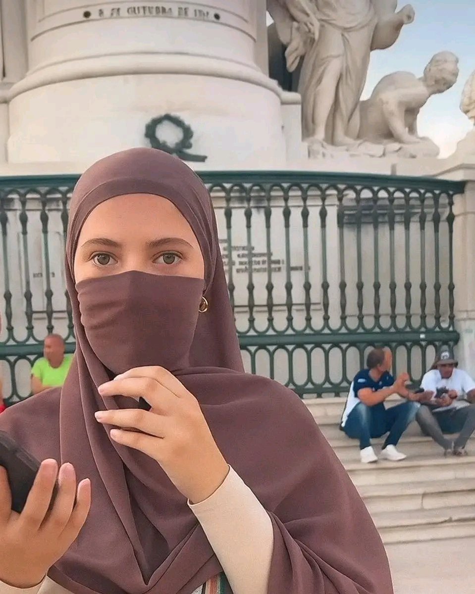 7signxx's tweet image. "The woman in the photo used to convert some atheists in Christian England to Christianity. Then she would go debate with people who worship rats or cows, trying to bring them into Christianity as well.

One day, she found herself in a challenge with an English atheist from her…