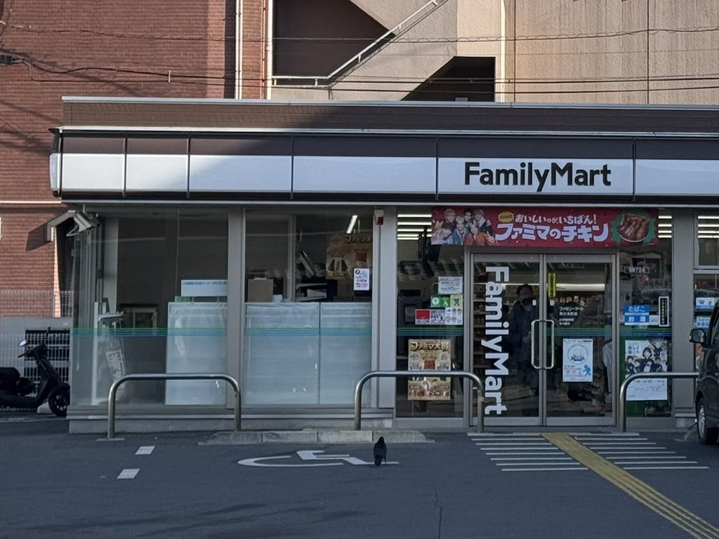 神社近くのファミマも渋い色合い。
 #あやち貸切特急ツアー2025