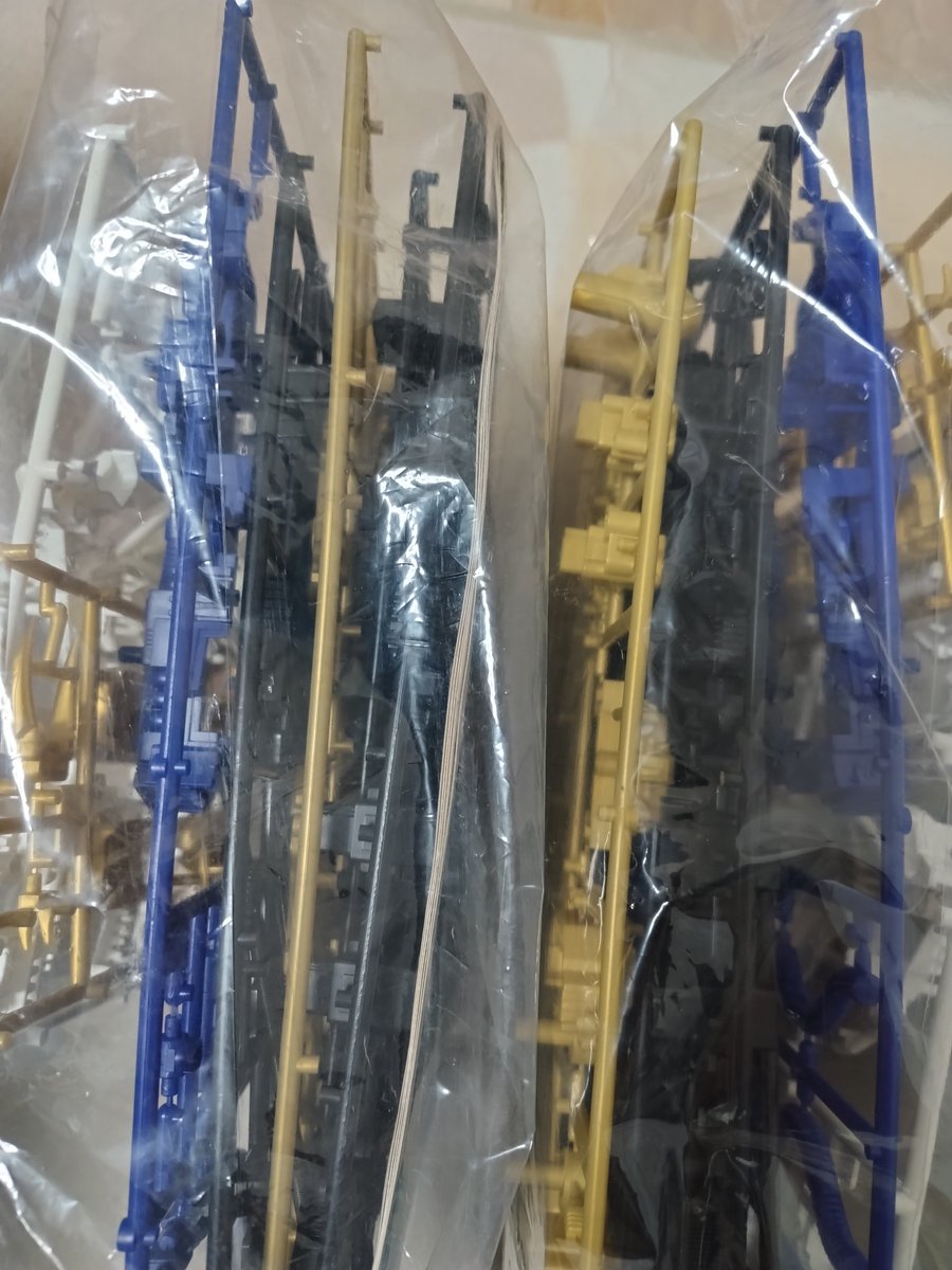 先日の旅で買った袋が未開封のシールドライガーMK2の黄色のランナーの