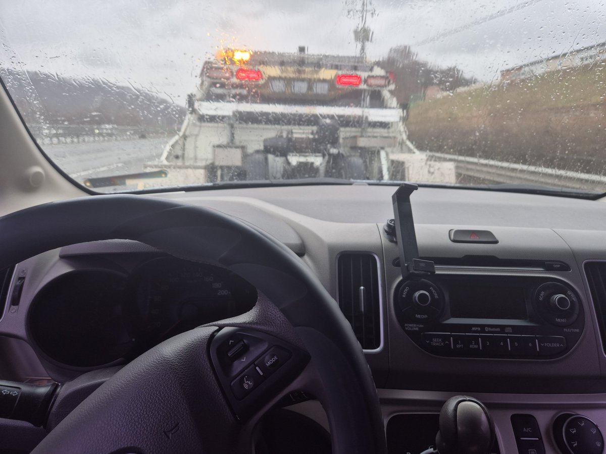 조카 결혼식 가는 고속도로 위.
차량 계기판에 있는 여러 에러 표시등이 하나씩 들어오더니 
갑자기 계기판 불이 나가고 차량 속도는 줄고.
겨우 휴게소 들어옴.
간만에 예쁘게 꾸미고 나왔는데 견인받아 정비소를 가야하다니 슬프네