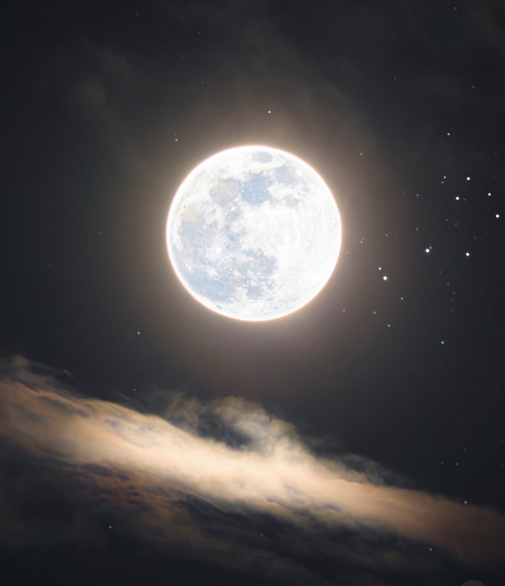 M1ONLOVER's tweet photo. Full moon in conjuntion with the pleiades https://t.co/7GHNHznFi0