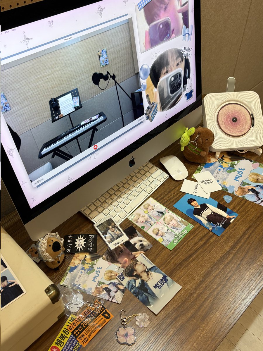Lay_Ibo's tweet photo. 🤍 11/29-30 현서생일카페 MUSE 🤍

이틀 전부 출석해준 현서님이랑 즐겁게 생일카페 마무리 했습니다아 ☁️
시간내서 와준 현서도 너무 고맙고, 완전 귀여운 포토카드랑 등신대, 엽서 빠르게 제작해주신 업체(@GELulu_09)두 짱,, 🫂🫂 
이벤트 날짜 맞춰서 배송해주시는거 보고 완전 감동..😽 https://t.co/UbyoQZtBiV